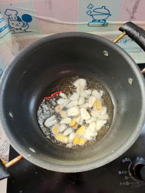 起锅烧油放入生姜，蒜瓣，干辣椒爆香！