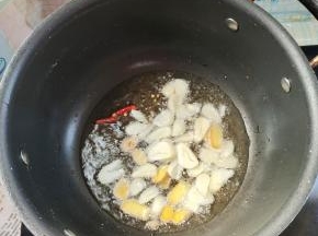 起锅烧油放入生姜，蒜瓣，干辣椒爆香！