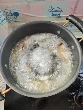 倒入适量的开水！