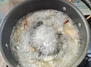 倒入适量的开水！