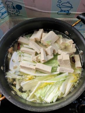 放入切好的豆腐条，白菜条！