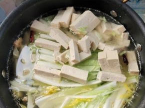 放入切好的豆腐条，白菜条！