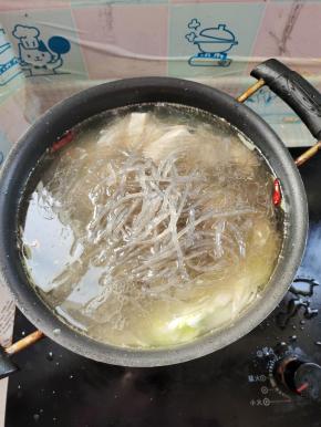 放入泡好的粉条大火煮开，再转小火煮两分钟左右！（煮至粉条软乎就可以了！）