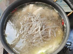 放入泡好的粉条大火煮开，再转小火煮两分钟左右！（煮至粉条软乎就可以了！）