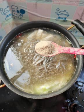 再放入一勺胡椒粉！不喜欢胡椒粉味道的也可以不放！