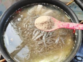 再放入一勺胡椒粉！不喜欢胡椒粉味道的也可以不放！