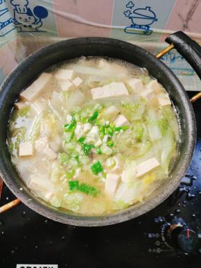 起锅前放入适量的鸡精和葱花即可！