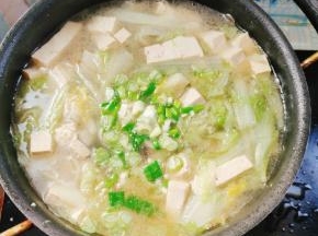 起锅前放入适量的鸡精和葱花即可！