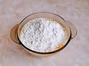 筛入低筋面粉，打至无干粉。