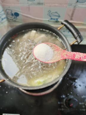 放入一勺盐调味！