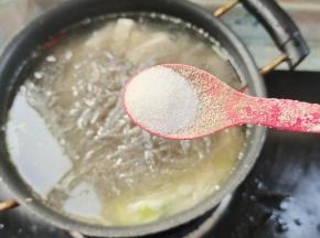 放入一勺盐调味！