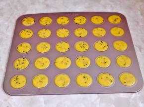 挤在不粘烤盘中。