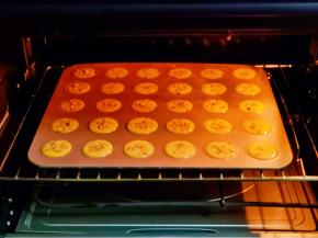 入烤箱中层，上一层155度烤15-18分钟。