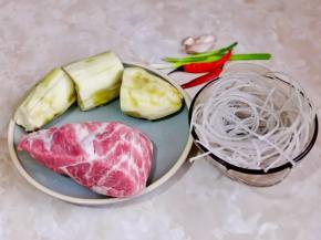 准备食材，粉丝提前泡软，辣椒小葱大蒜切好，茄子去皮隔水蒸软。