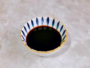 生抽＋料酒＋红烧酱油＋蜂蜜＋白砂糖＋盐＋纯净水搅拌均匀。