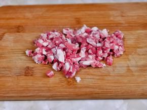 牛肉洗净切丁。