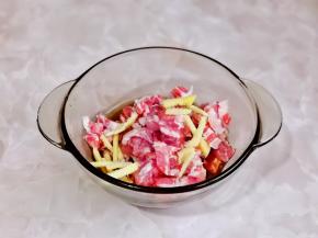 肉丁加入碗中，加姜丝，料酒，十三香。