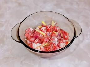 抓拌均匀腌制15分钟。