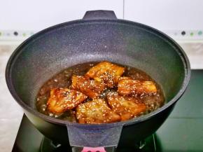 倒入一半调味汁煮2分钟左右，浓稠时撒上熟白芝麻盛出备用。