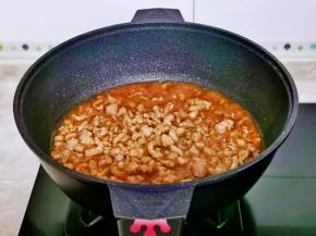 倒入另一半的调味汁，翻炒2分钟。