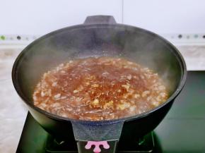 加入粉丝，盐，纯净水煮熟。