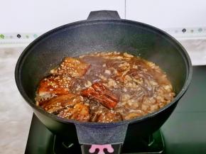 加入蒲烧茄子，大火收汁至浓稠即可关火。