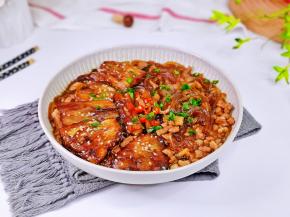 盛出装盘，撒上葱花，辣椒段即可。