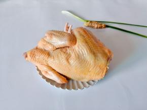 准备一只三黄鸡，里外都处理干净。