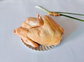 准备一只三黄鸡，里外都处理干净。