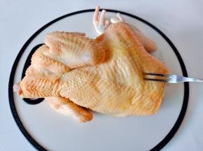 用叉子在三黄鸡的表面叉满孔，便于腌制时更加入味！