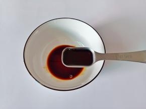 碗里加生抽2勺。