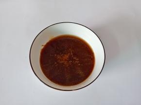 盐半勺，搅拌均匀。