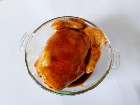 把料汁给三黄鸡里里外外都按摩一遍。