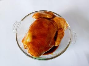 把料汁给三黄鸡里里外外都按摩一遍。