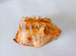 三黄鸡里面塞上生姜片，葱段，用保鲜袋装起来，放冰箱冷藏腌制一天一夜。