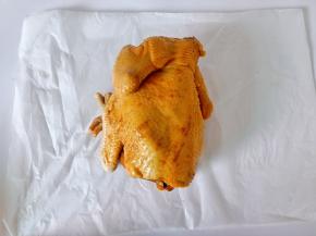 腌制好的三黄鸡用油纸先包一层。