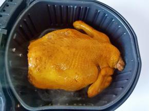 30分钟烤好后撕去油纸，把三黄鸡直接放入空气炸锅，表面盖上一层锡纸，再继续烤30分钟，烤制期间根据实际情况需要翻面烤一下。