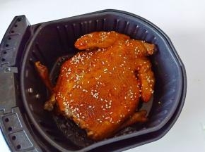 最后撒上辣椒粉与芝麻再烤五分钟左右。