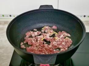 起油锅加入腌制好的牛肉煸炒至变色。