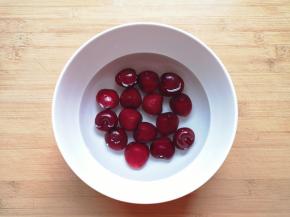 车厘子用淡盐水浸泡10分钟左右。 