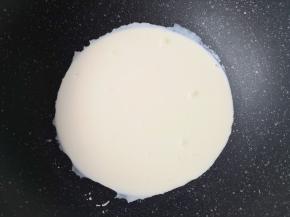 纯牛奶、淡奶油和细砂糖一起加入不粘锅，开最小火加热，搅动至细砂糖完全融化关火。 