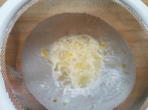 用网筛过一下，滤出蛋筋，使蛋挞液更细腻。