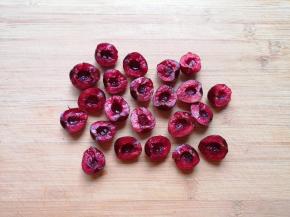 浸泡过的车厘子冲洗干净，用厨房用纸擦干表面水分，掰开去核，留15个半边的车厘子，剩下的切碎备用。 