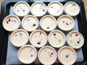 倒入蛋挞液，八分满即可。 