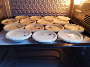 送入预热好的烤箱。 