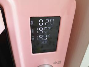选择烤箱的“蛋挞”功能，上下管190度烤20分钟。 