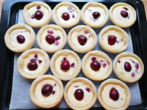 烤至10分钟的时候，蛋挞液微微凝固，暂停烤箱取出烤盘，放上半边的车厘子。 