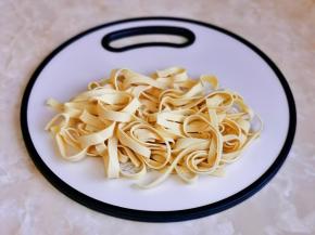 豆皮洗净切条。