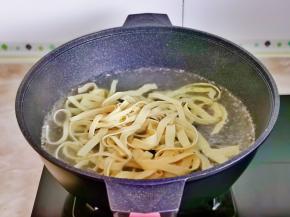 水烧开后下豆皮煮2分钟。