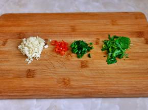 葱蒜辣椒香菜切好。